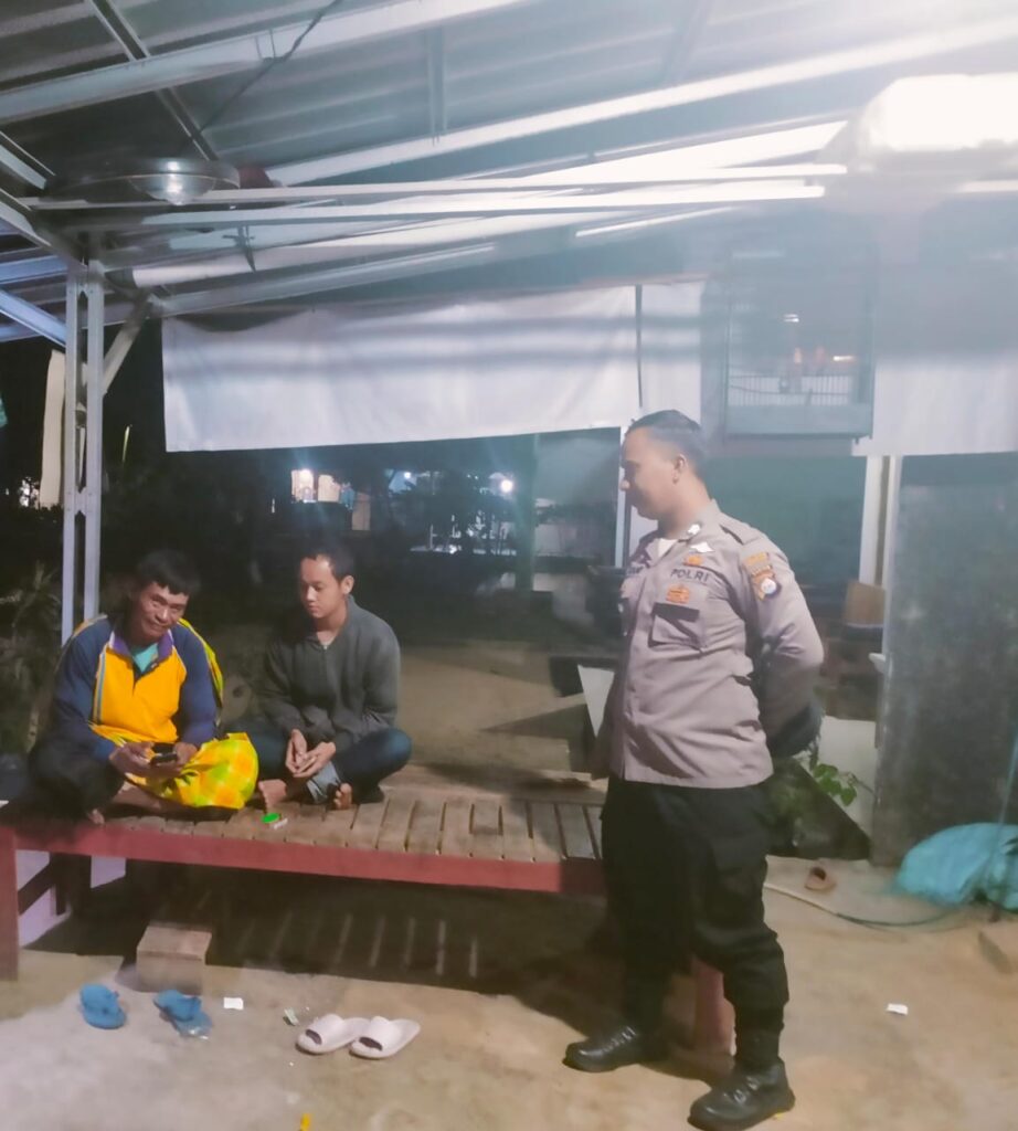 Bhabinkamtibmas Polsek Angsana Polres Pandeglang Sambangi Masyarakat Desa Sumurlaban pada Malam Hari 10 WhatsApp Image 2024 06 10 at 05.56.44