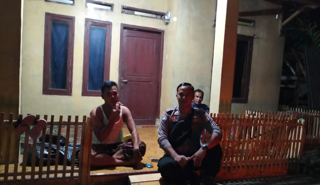 Bhabinkamtibmas Polsek Angsana Polres Pandeglang Sambangi Masyarakat Desa Padamulya dan Berikan Pesan Kamtibmas 2 WhatsApp Image 2024 06 10 at 05.57.08