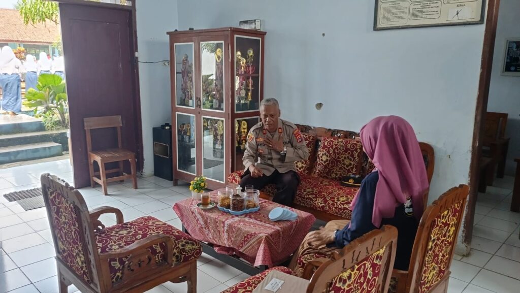 Kapolsek Mandalawangi Melaksanakan Kunjungan Ke Guru SMP 2 Mandalawangi 5 WhatsApp Image 2024 06 10 at 19.09.45