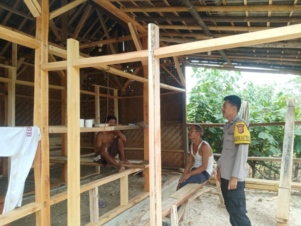 Bhabinkamtibmas Polsek Sumur Lakukan Kegiatan Silaturahmi dengan Warga Masyarakat 9 WhatsApp Image 2024 06 10 at 20.16.00