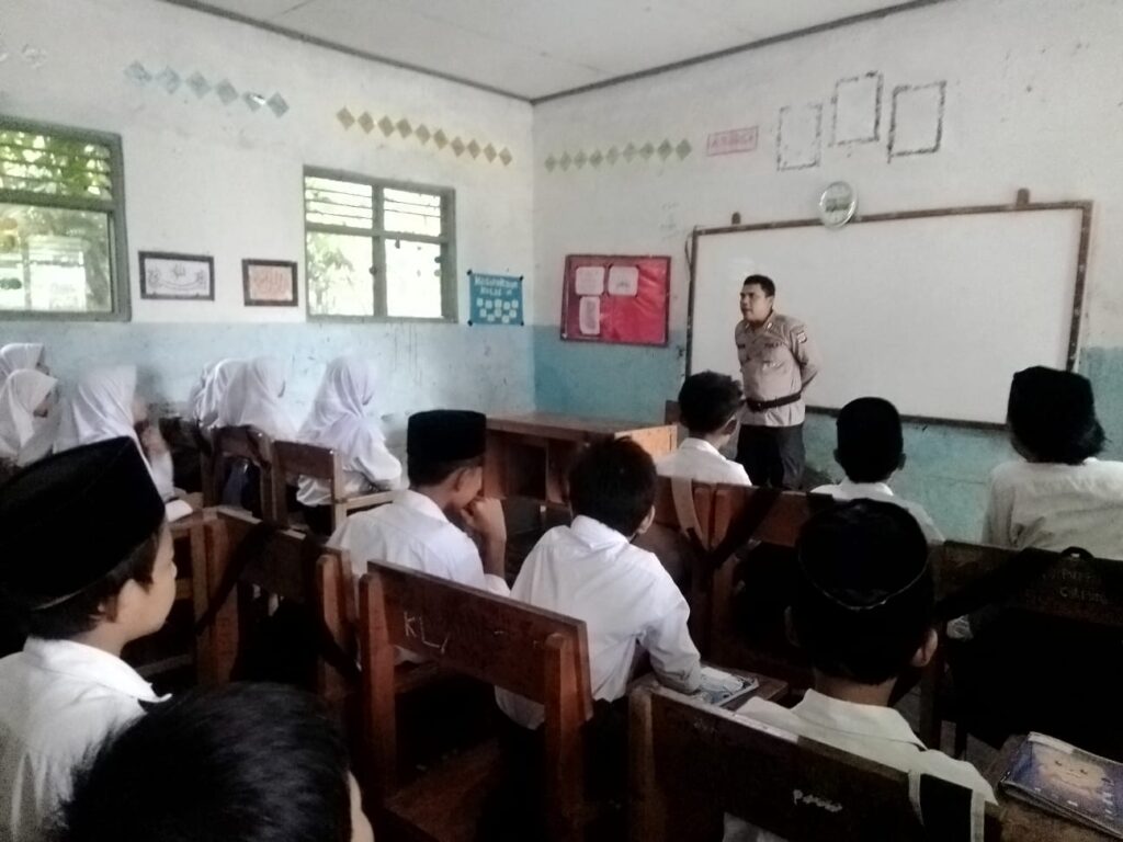 Polsek Pulosari Gelar Kegiatan Rutin Yang Ditingkatkan (KRYD) di Sekolah Dasar dan Menengah Sukaraja 10 WhatsApp Image 2024 06 10 at 21.00.18