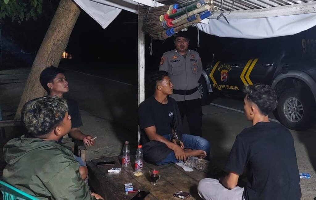 Polsek Sumur Cegah Gangguan Kamtibmas dengan Rutin Laksanakan Patroli 2 WhatsApp Image 2024 06 10 at 21.22.01