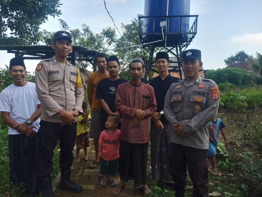 Bhabinkamtibmas Polsek Cimanggu Polres Pandeglang Sambangi Pondok Pesantren untuk Jalin Silaturahmi 1 WhatsApp Image 2024 06 10 at 21.47.47