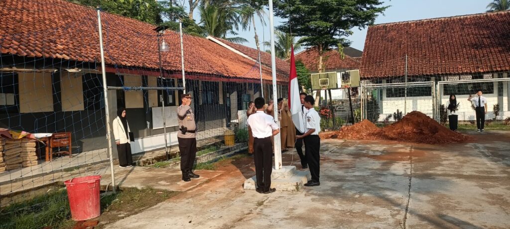 Kapolsek Pagelaran Hadiri Upacara Hari Senin di SMKN 9 Pandeglang 4 WhatsApp Image 2024 06 10 at 22.56.36