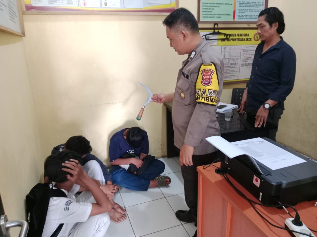 Polsek Cikedal Berhasil Amankan Sejumlah Pelajar yang Terlibat Tawuran 7 WhatsApp Image 2024 06 11 at 01.45.07
