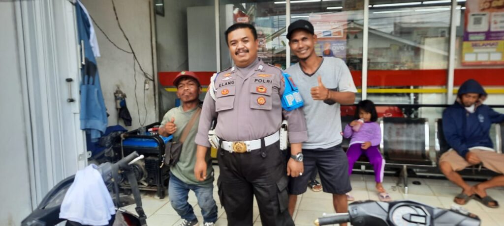 Polsek Picung Polres Pandeglang Polda Banten Berikan Himbauan Kamtibmas ke Juru Parkir Alfamart 9 WhatsApp Image 2024 06 11 at 01.49.52