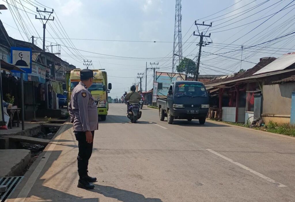Polsek Bojong Polres Pandeglang Berikan Pelayanan Strong Point di Persimpangan Pasar Bojong 4 WhatsApp Image 2024 06 11 at 09.26.34