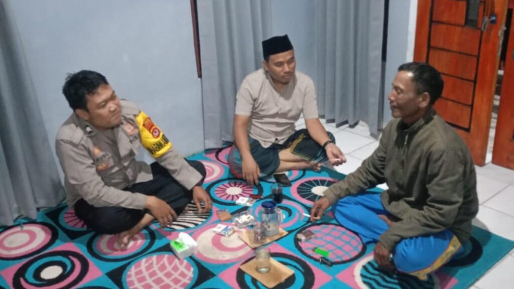 Bhabinkamtibmas Polsek Bojong Polres Pandeglang Mendekatkan Diri dengan Warga Melalui Sambang Door to Door di Desa Cijakan 5 WhatsApp Image 2024 06 11 at 09.26.52