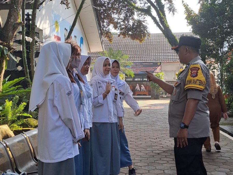 Bhabinkamtibmas Polsek Cadasari Polres Pandgelang Laksanakan Sambang ke SMAN 1 Pandeglang 10 WhatsApp Image 2024 06 11 at 10.28.53