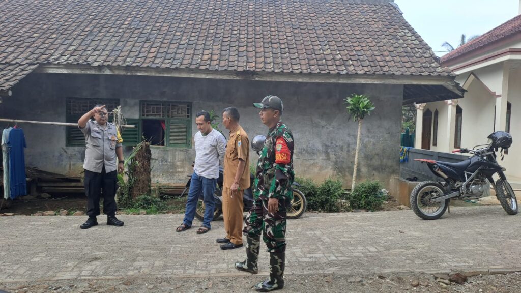 Samabng Kegiatan Bhabinkamtibmas Polsek Cadasari Bersama Lurah dan Babinsa di Kampung Cikiray 7 WhatsApp Image 2024 06 11 at 10.35.12