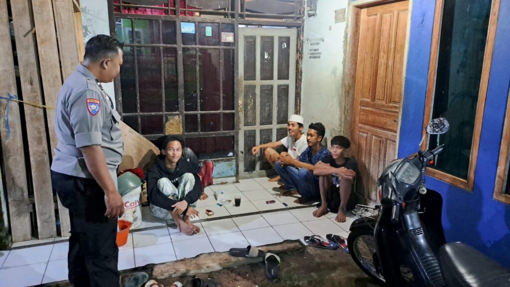 Bhabinkamtibmas Polsek Cadasari Sambangi Pemuda di Kampung Kadu Lawang 5 WhatsApp Image 2024 06 11 at 10.41.06