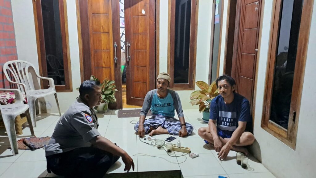 Bhabinkamtibmas Polsek Cadasari Aipda Irwan Kunandeu Laksanakan Sambang kepada Warga di Kampung Catihan 4 WhatsApp Image 2024 06 11 at 10.42.38