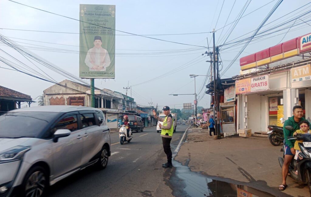 Polsek Cadasari Lakukan Pengaturan Lalu Lintas Pagi Hari di Depan Pasar Cadasari 3 WhatsApp Image 2024 06 11 at 10.44.18