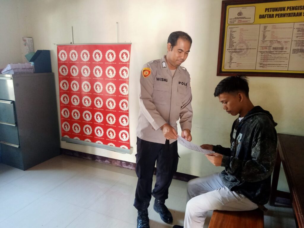 Anggota Polsek Cadasari Berikan Arahan kepada Masyarakat yang Akan Membuat SKCK 2 WhatsApp Image 2024 06 11 at 10.46.04