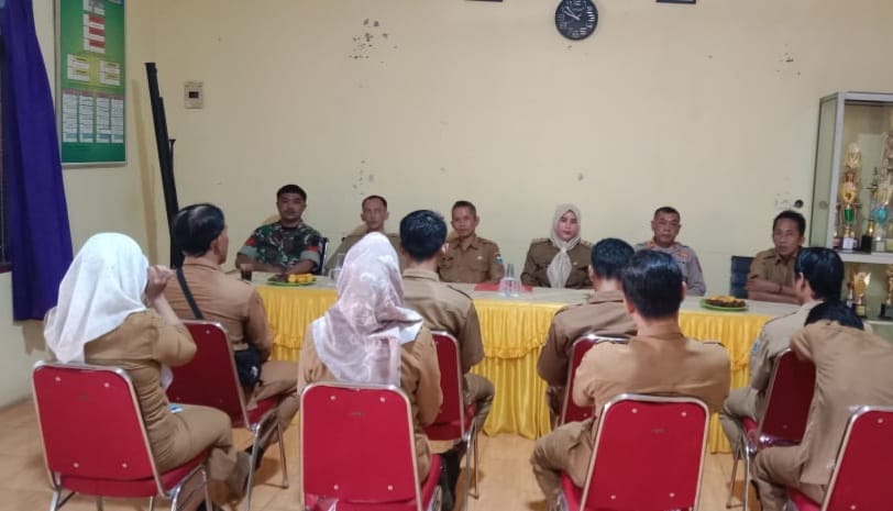 Polsek Bojong Polres Pandeglang Lakukan Kunjungan ke Kantor Desa Banyumas untuk Sosialisasi Hukum dan Pelayanan Publik 6 WhatsApp Image 2024 06 11 at 16.10.55