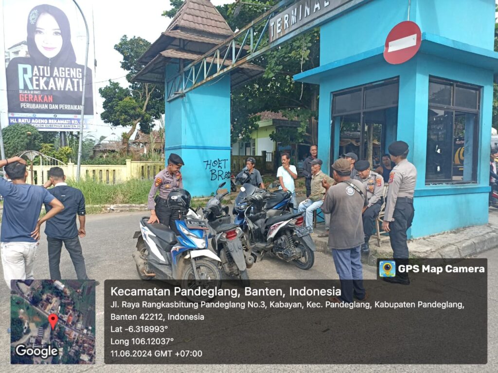 Sat Samapta Polres Pandeglang Gelar Patroli Siang di Terminal Kadubanen, Bertemu dengan Ojek dan Sopir untuk Berikan Pesan Kamtibmas 3 WhatsApp Image 2024 06 11 at 18.26.47