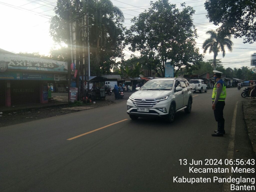 Polsek Menes Tertibkan Lalulintas Dipertigaan Cimanying, Arus Lalin Lancar 8 WhatsApp Image 2024 06 13 at 12.36.48