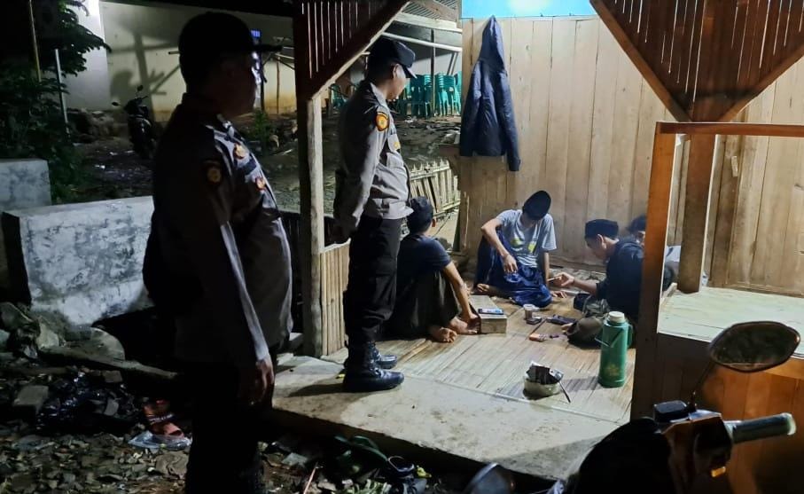 Polsek Sumur Gelar Patroli Malam, Temukan Anak Remaja Nongkrong dan Berikan Himbauan Kamtibmas 10 WhatsApp Image 2024 06 13 at 13.01.23