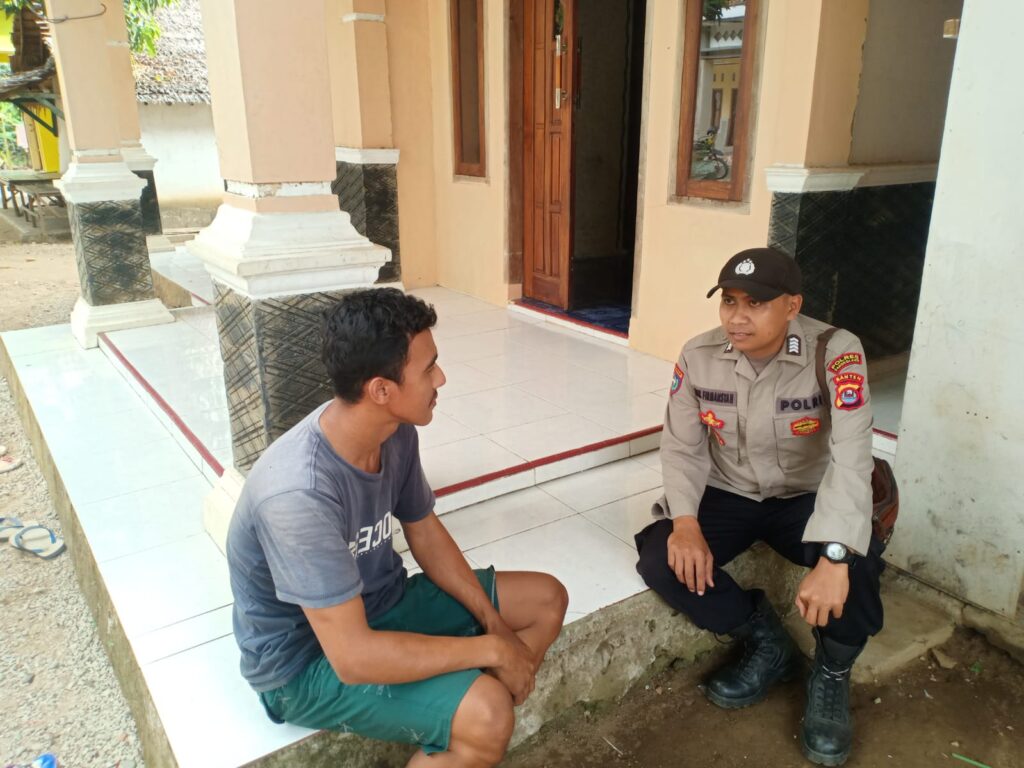 Bhabinkamtibmas Polsek Sumur Lakukan Sosialisasi dan Silaturahmi Kamtibmas di Desa Tunggaljaya 9 WhatsApp Image 2024 06 13 at 13.03.41