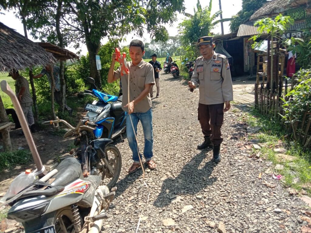 Kanit Binmas Polsek Patia Laksanakan Monitoring dan Evaluasi Pembangunan Desa Babakankeusik 2 WhatsApp Image 2024 06 13 at 14.39.19