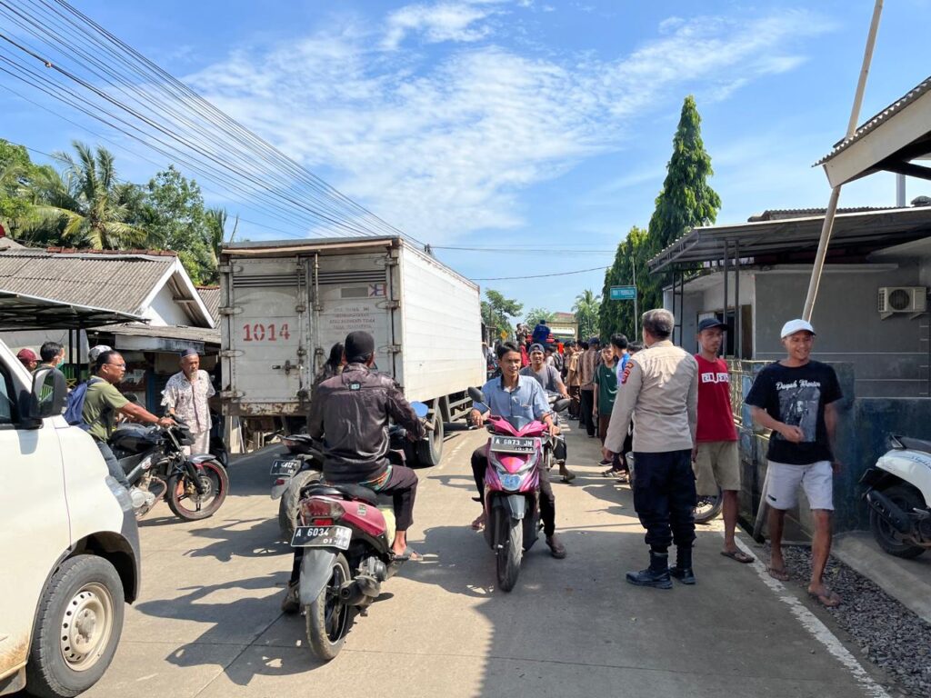 Personil Polsek Munjul Sigap Mengatur Lalulintas di Jalan Raya Munjul 6 WhatsApp Image 2024 06 13 at 16.14.52