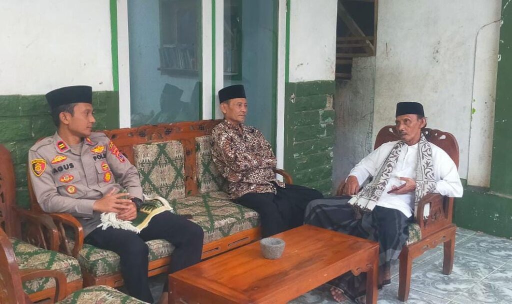 Kapolsek Saketi Silaturahmi dengan Ketua MUI Kecamatan Saketi untuk Jaga Harkamtibmas 9 WhatsApp Image 2024 06 13 at 18.53.58
