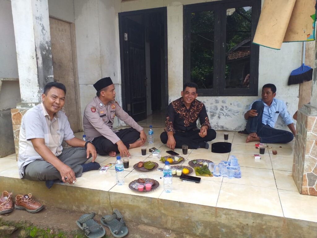Bhabinkamtibmas Polsek Menes Sambangi Tokoh Masyarakat dan Ajak Warga Jaga Kamtibmas 7 WhatsApp Image 2024 06 13 at 19.15.07