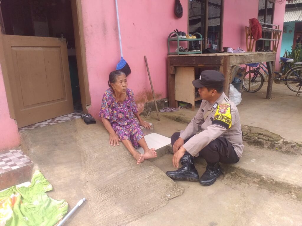 Sering ke Desa, Ini yang Dilakukan Pak Bhabin Polsek Menes 6 WhatsApp Image 2024 06 13 at 19.16.45