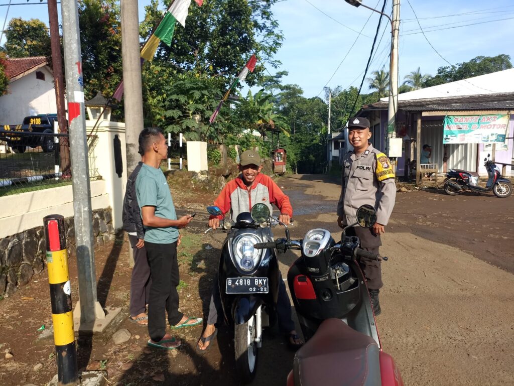 Bhabinkamtibmas Polsek Saketi Sambangi Pangkalan Ojek di Kp. Saketi Pasir untuk Jaga Kamtibmas 5 WhatsApp Image 2024 06 13 at 19.18.58