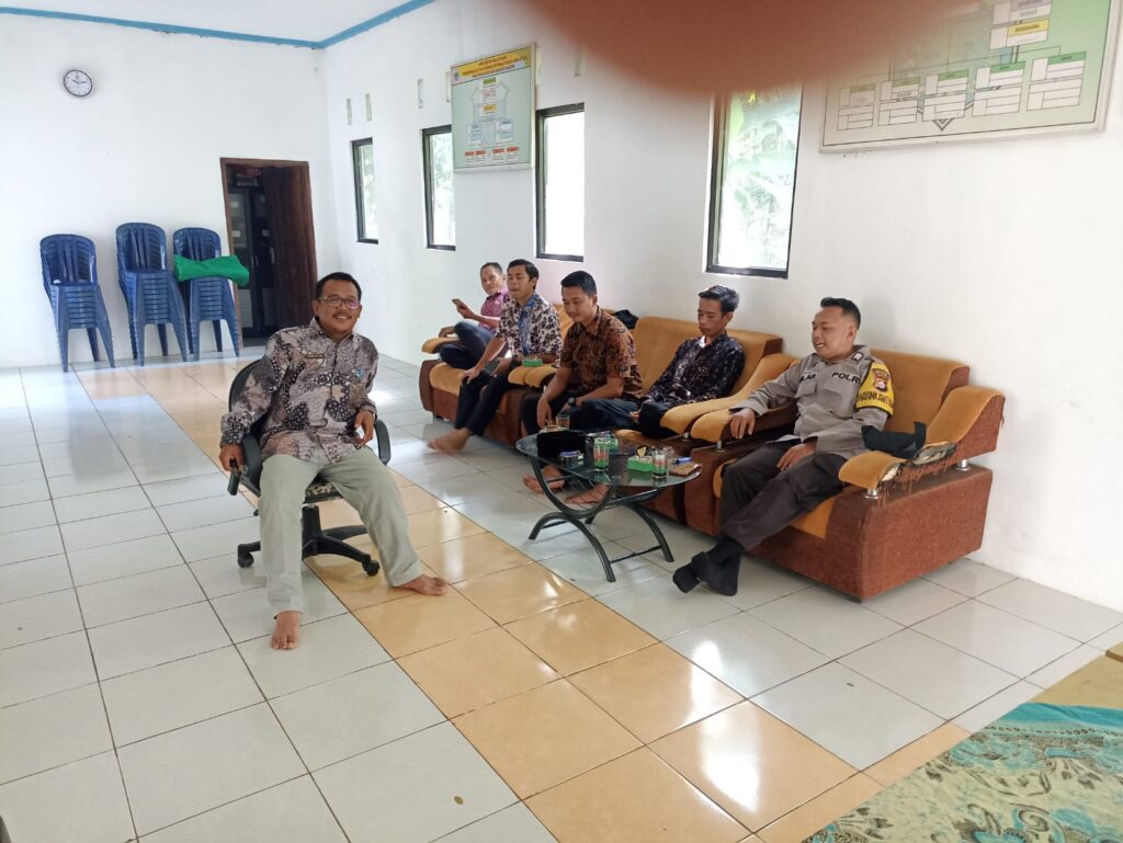 Bhabinkamtibmas Polsek Saketi Polres Pandeglang Rutin Tatap Muka dengan Pejabat Desa untuk Jaga Kamtibmas 3 WhatsApp Image 2024 06 13 at 19.19.57