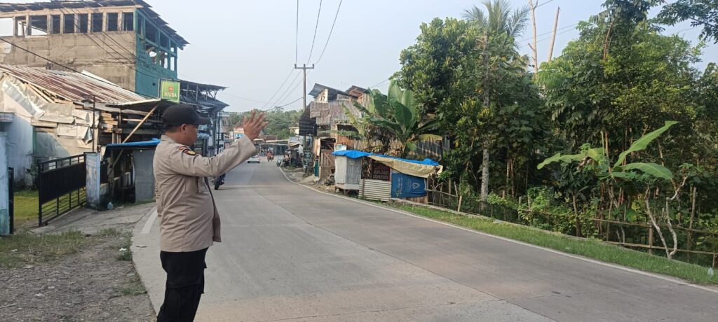 Personil Polsek Munjul: Ketangguhan dan Kepedulian dalam Mengatur Lalu Lintas di Jalan Raya Munjul 2 WhatsApp Image 2024 06 13 at 19.58.05