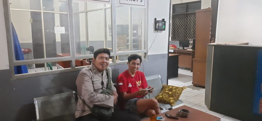 Anggota Piket Polsek Angsana Polres Pandeglang Laksanakan Sambang di Desa Angsana 1 WhatsApp Image 2024 06 14 at 06.05.23