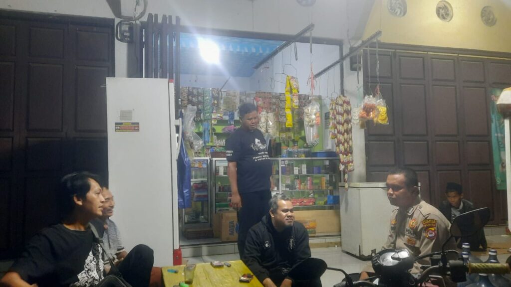 Polsek Menes Gelar Patroli Malam dan Sambang Warung, Tingkatkan Keamanan dan Ketertiban Masyarakat 9 WhatsApp Image 2024 06 14 at 13.36.04