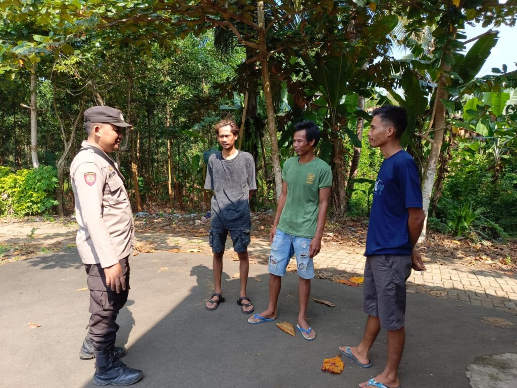 Polsek Cibaliung Sambangi Warga untuk Tingkatkan Keamanan dan Ketertiban 8 WhatsApp Image 2024 06 14 at 13.40.44