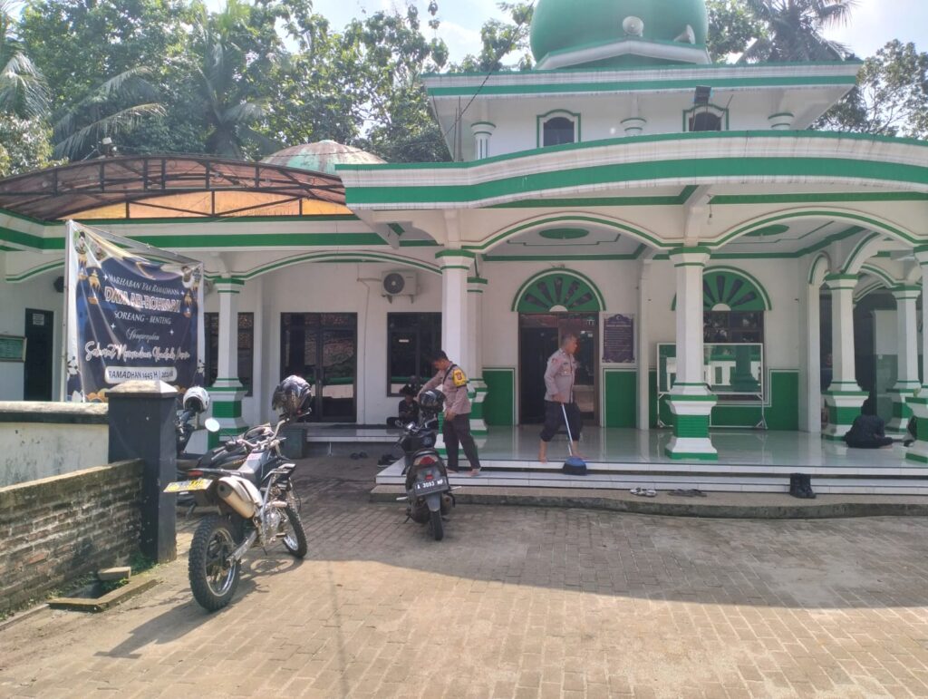 Polsek Menes Gelar Bakti Sosial di Masjid Ar-Rahman Soreang 6 WhatsApp Image 2024 06 14 at 14.01.57