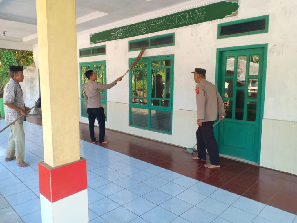 Anggota Polsek Mandalawangi Laksanakan Kegiatan Bersih-Bersih Mushola di Desa Mandalawangi 4 WhatsApp Image 2024 06 14 at 14.02.17