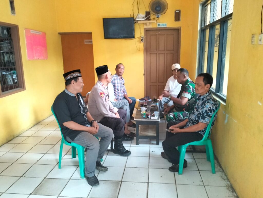 Kapolsek Menes Sambangi Balai Desa Menes, Jalin Silaturahmi dan Sampaikan Himbauan Kamtibmas 3 WhatsApp Image 2024 06 14 at 14.05.11