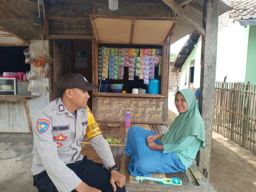 Bripka Erik Firmansyah Bhabinkamtibmas Polsek Sumur Polres Pandeglang Silaturahmi dengan Warga Desa Tunggaljaya 1 WhatsApp Image 2024 06 14 at 14.34.23