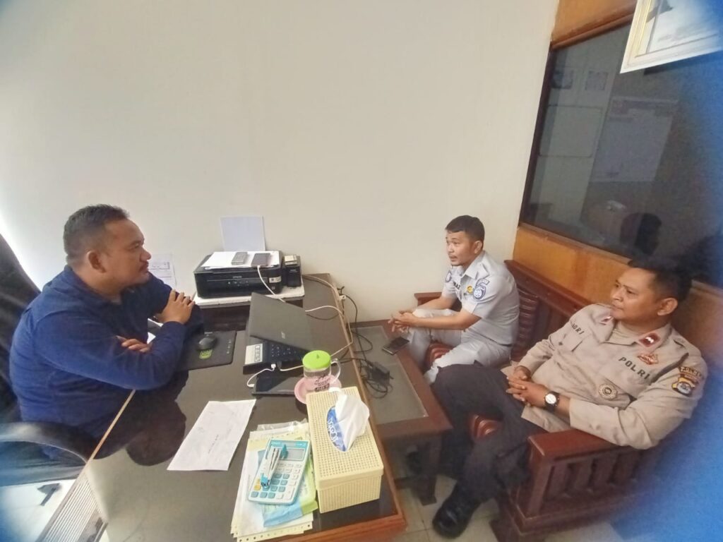 Kanit Binmas Polsek Cadasari Melaksanakan Sambang ke PT MJP di Karangtanjung 10 WhatsApp Image 2024 06 15 at 08.06.26