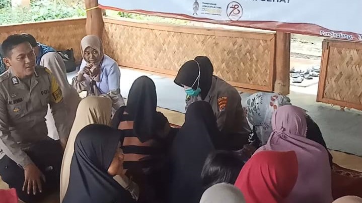 Bhabinkamtibmas Polsek Cadasari Dampingi Dokes Polres Pandeglang dalam Bakti Kesehatan di Ponpes Riyadul Mubtadin 8 WhatsApp Image 2024 06 15 at 08.07.18