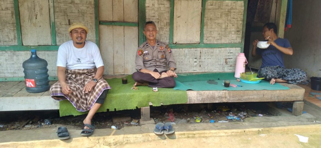 Bhabinkamtibmas Polsek Cadasari Aipda Ibnu Haris Melaksanakan Silaturahmi di Ponpes Darul Athfal 7 WhatsApp Image 2024 06 15 at 08.07.37