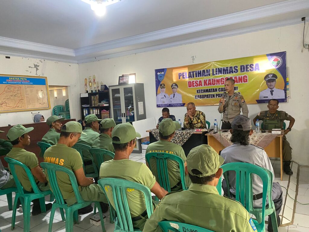 Bhabinkamtibmas Polsek Cadasari Aipda Ibnu Haris, Berikan Bimbingan Teknis kepada Linmas Desa Kaungcaang 6 WhatsApp Image 2024 06 15 at 08.07.59