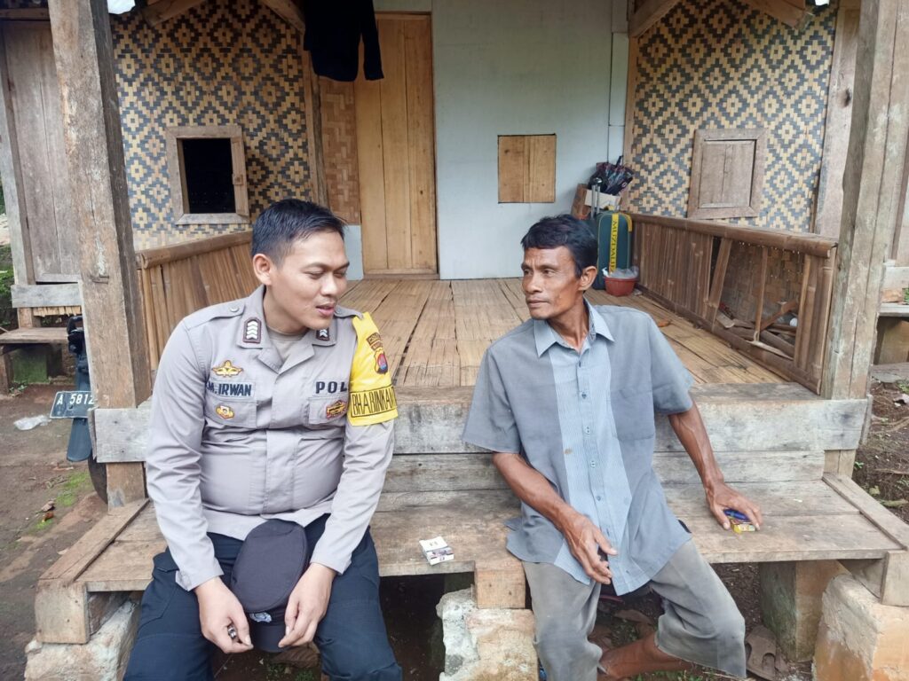 Bhabinkamtibmas Polsek Cadasari Sambangi Warga di Kampung Badengong 5 WhatsApp Image 2024 06 15 at 08.08.16