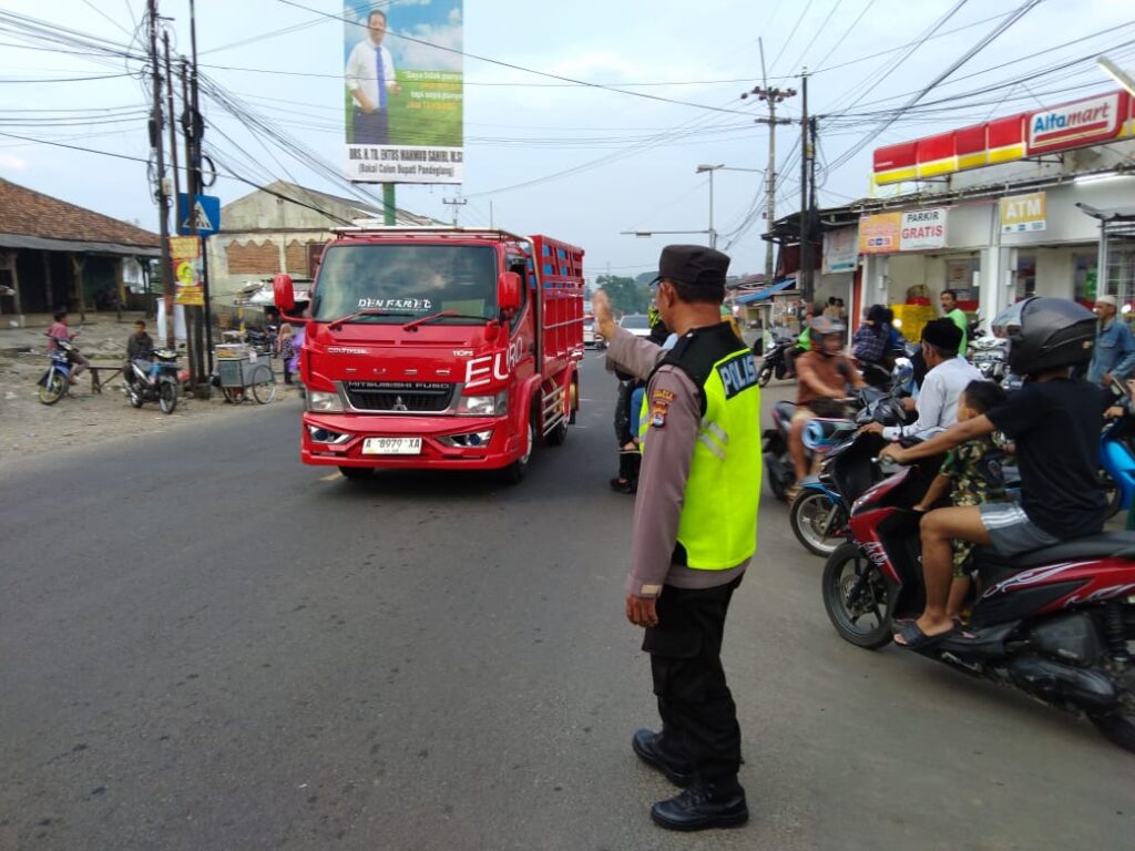 Anggota Polsek Cadasari Lakukan Pengaturan Lalu Lintas Sore Hari untuk Kelancaran Arus Kendaraan 4 WhatsApp Image 2024 06 15 at 08.08.33