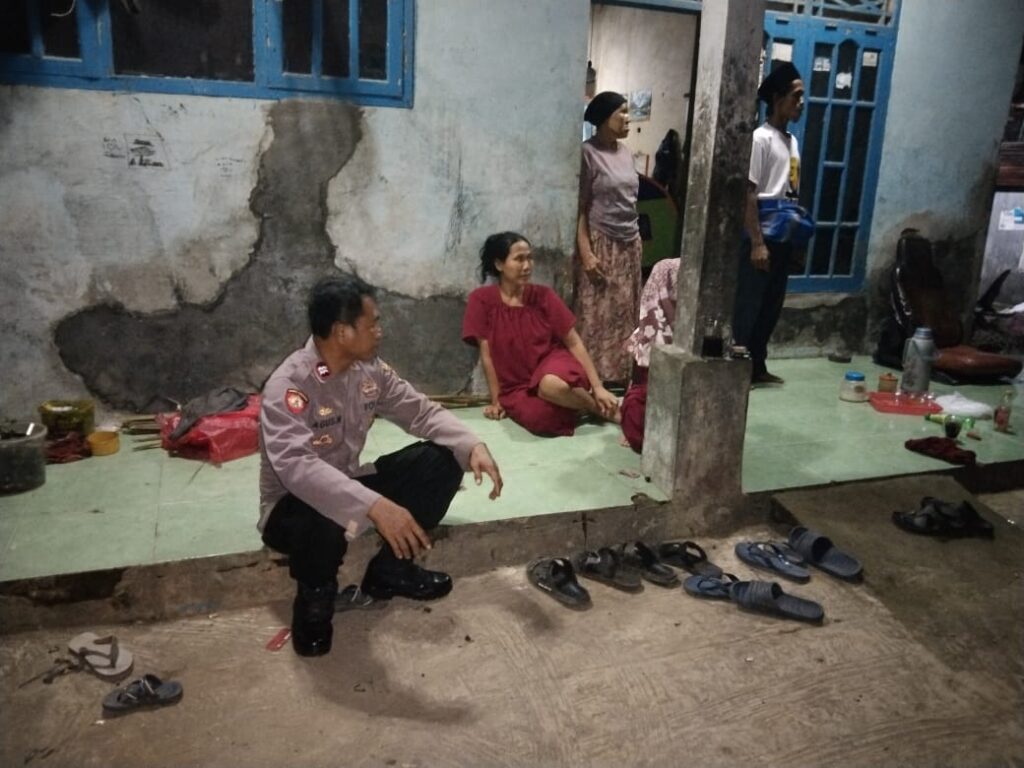Bhabinkamtibmas Polsek Cadasari Menggelar Door to Door kepada Warga Binaan pada Malam Hari 2 WhatsApp Image 2024 06 15 at 08.09.03