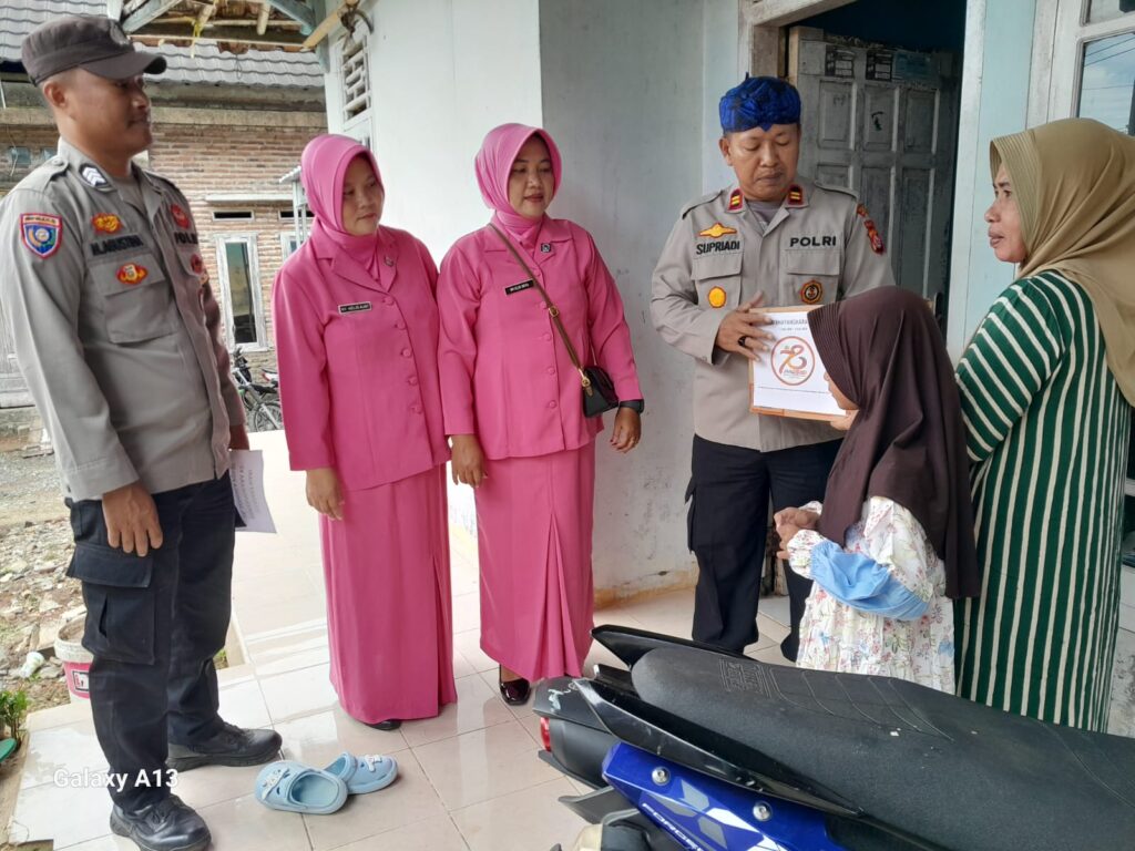Kapolsek Cimanggu bersama Bayangkari Polsek Cimanggu Berikan Bantuan Sosial kepada Warakauri 9 WhatsApp Image 2024 06 15 at 16.36.24