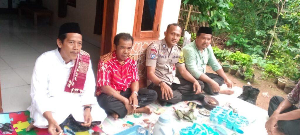 Bhabinkamtibmas Polsek Carita Sambangi Tokoh Agama Ustad Rahmat Ketua Yayasan Nurrohkman 8 WhatsApp Image 2024 06 15 at 16.37.13