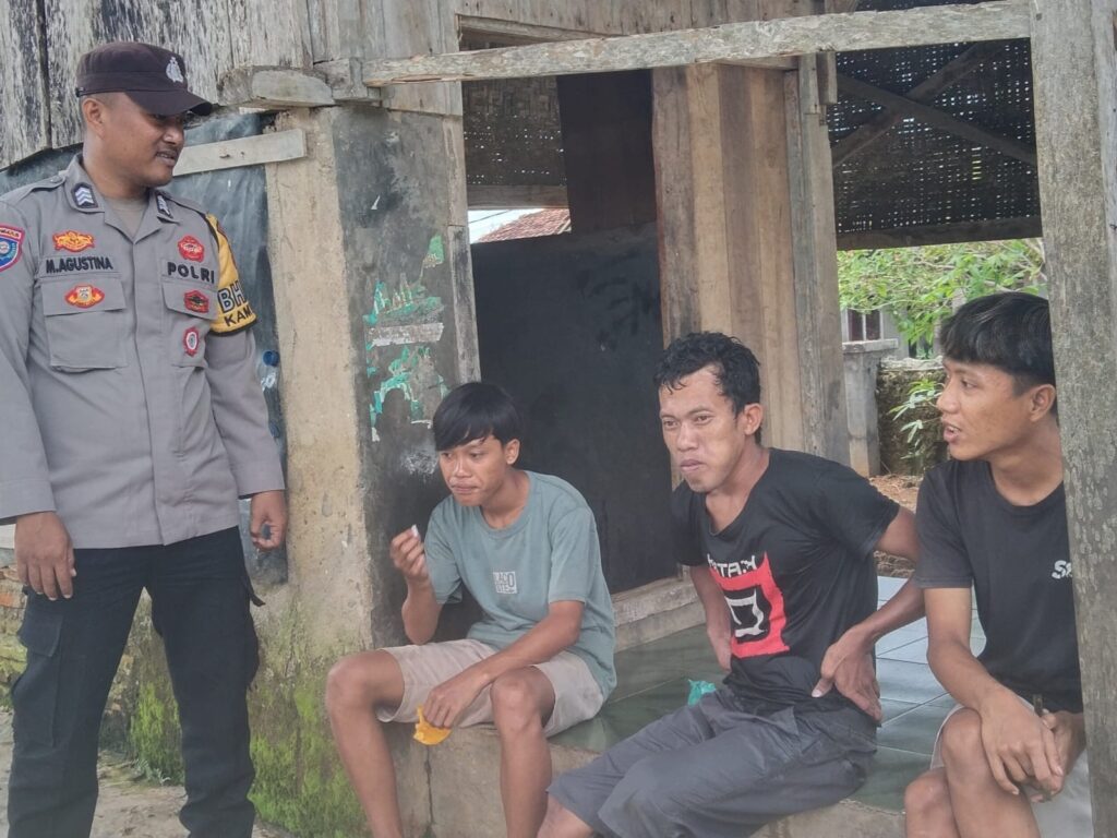 Polsek Cimanggu Lakukan Patroli Dialogis Siang Hari Antisipasi Gangguan Kamtibmas di Wilayah 7 WhatsApp Image 2024 06 15 at 16.39.18