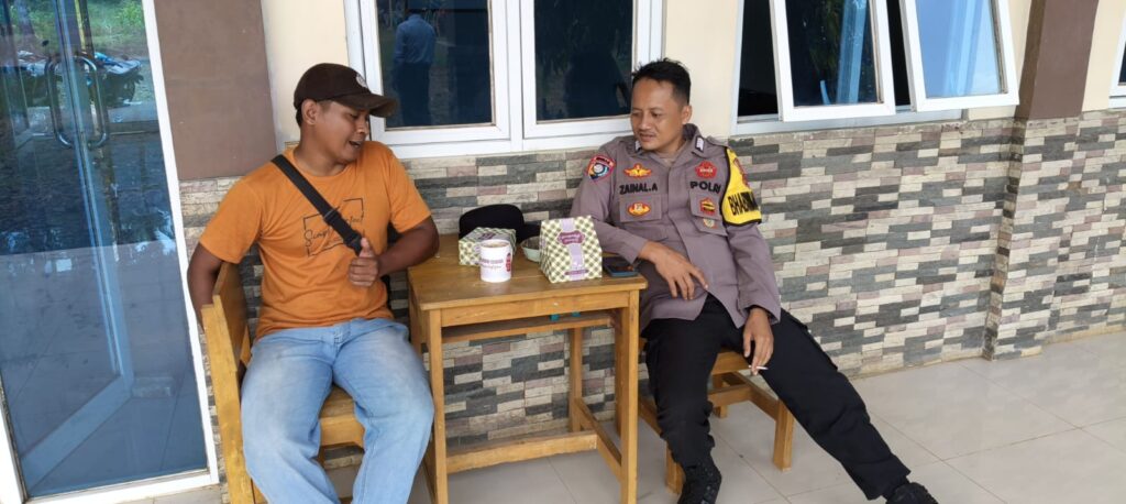 Bhabinkamtibmas Polsek Cikeusik Jalin Silaturahmi dengan Tokoh Pemuda Desa Cikiruhwetan 5 WhatsApp Image 2024 06 15 at 18.03.23
