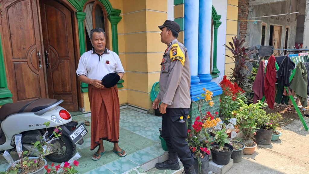 Bhabinkamtibmas Polsek Cikeusik Sambangi Tokoh Agama di Desa Binaan 4 WhatsApp Image 2024 06 15 at 18.03.33